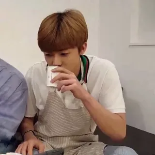 ☁️ bb6b067e ผู้ชาย, ดื่ม, ผ้ากันเปื้อน, ในร่ม telegram sticker