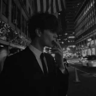 🃏 b2f2796f homem, fato, cidade, cigarro, fumando, noite, preto e branco telegram sticker