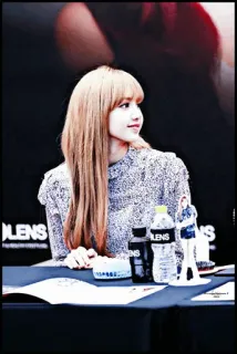 🐬 f5131b83 LENS Frau, Tisch, blond, Flaschen whatsapp sticker