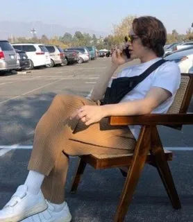 🤙 e0526a58 mann, parkplatz, stuhl, sitzen, telefon, lässig telegram sticker