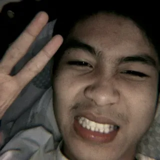 🎮 71c0bd01 셀카, 평화 기호, 얼굴, 사람, 클로즈업 telegram sticker