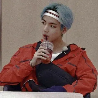 🥤 6a939c4e V 사람, 남자, kpop, 아이돌, 파란 머리, 음주, 캐주얼 telegram sticker