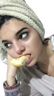 😌 8e1cf1fb 女人, 毛巾, 吃, 面包, 肖像 telegram sticker