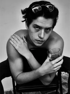 🖇 585d178a Cole Sprouse Актер, Портрет, Черно-белое, Знаменитость, Мужчина, Напиток, Стакан whatsapp sticker
