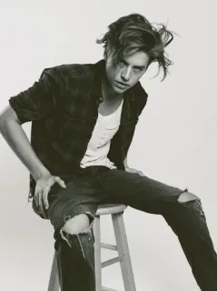 🖇 7d905ac3 мужчина, сидит, мода, модель, поза, портрет whatsapp sticker