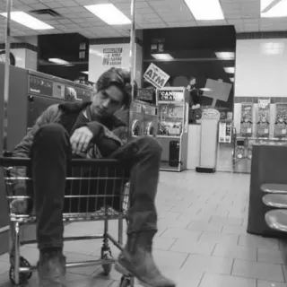 🌨 6a337091 lavanderia, carrinho, homem, esperando, sentado, escala de cinza telegram sticker