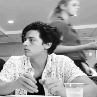 ☀️ b6f5e0cd Cole Sprouse Schauspieler, Mann, Promi, Porträt, Tisch whatsapp sticker