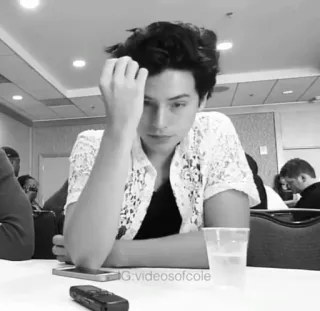 🥀 7189ab2e Cole Sprouse videosofcole aktor, dewasa muda, potret, selebriti, pria telegram sticker