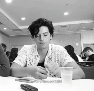 🥀 9a0df52e IG:videosofcole Cole Sprouse, aktor, hitam putih, potret telegram sticker