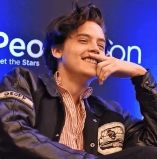 😂 60d3a8c0 GEOFF persoon, portret, jas, glimlachend, binnen, bekendheid telegram sticker