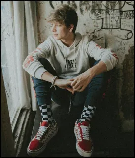 🐾 64420e09 ragazzo, teenager, sneakers, casual, interno telegram sticker