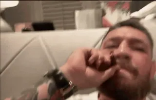 🚬 d2d3a50e Conor McGregor combattant, célébrité, geste offensant, MMA, boxe telegram sticker