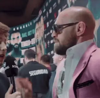 😝 e9da6e02 tyson fury, quyền anh, bảo vệ, bộ đồ màu hồng, kính râm, võ sĩ quyền anh telegram sticker