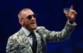 🍻 3cbaf104 Conor McGregor คอเนอร์ แม็กเกรเกอร์, MMA, UFC, นักสู้, สูท, ชนแก้ว, เครื่องดื่ม telegram sticker
