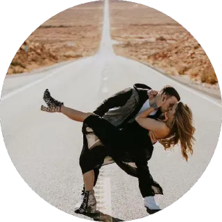 😘 7cdd1cd2 pasangan, romansa, cinta, perjalanan darat, ciuman, gurun, perjalanan whatsapp sticker