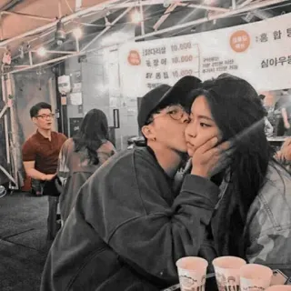 😘 3e7d2142 情侣, 亲吻, 约会, 爱 telegram sticker