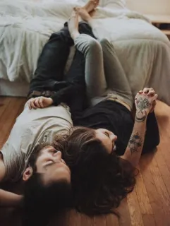 💖 3c7668c9 pasangan, cinta, hubungan, kasih sayang, dalam ruangan, berbaring whatsapp sticker