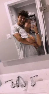 💖 6632ed62 pasangan, selfie, kamar mandi, cermin, pelukan whatsapp sticker