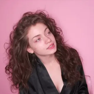 💄 11d7e533 mujer, pelo rizado, retrato, fondo rosa, morena, bata telegram sticker