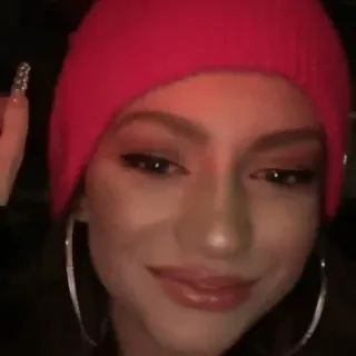 💄 c6285e96 mujer, gorro, aros, retrato, moda, belleza telegram sticker