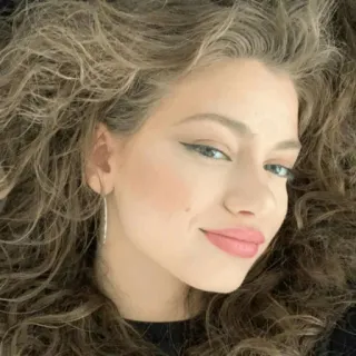 💄 c83ff5cb mujer, retrato, pelo rizado, cara, persona telegram sticker