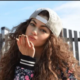 💄 c98e648a mujer, pelo rizado, retrato, sombrero, beso, aire libre telegram sticker