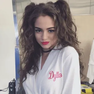 💄 e282404c Dylto mujer, retrato, joven, pelo rizado, lápiz labial rojo telegram sticker