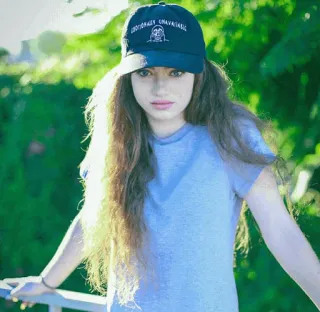 🥀 16cddb13 Emotionally Unavailable emoción, sombrero, ropa, retrato, adulto joven, mujer telegram sticker