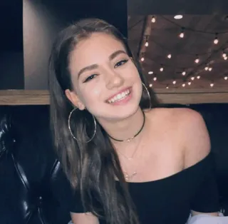 ♥️ 618415ee mujer, persona, retrato, sonrisa, aros telegram sticker