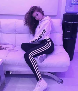 ♥️ 76143f0b BABY GIRL mujer, sentada, sofá, sudadera con capucha, zapatillas, retrato telegram sticker