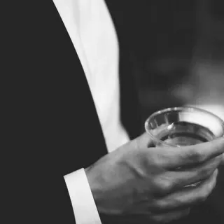 🕳 25d7c5de 饮料, 酒精, 男人, 西装, 鸡尾酒 telegram sticker