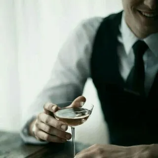 🕳 68a481ad 男人, 鸡尾酒, 饮料, 西装, 领带 telegram sticker