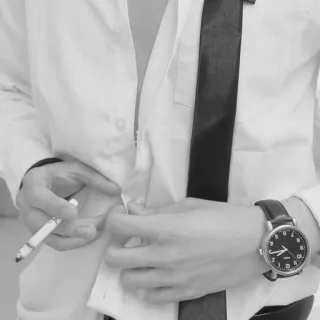 🕳 cade19b8 男人, 香烟, 吸烟, 衬衫, 领带, 手表 telegram sticker