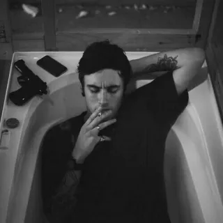 🕳 e8c55b65 枪, 香烟, 浴缸, 男人, 吸烟 telegram sticker