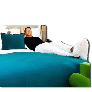 🛋 3671e284 Cristiano Ronaldo Fußball, Football, Sportler, Promi, Porträt, Bett, Entspannung telegram sticker
