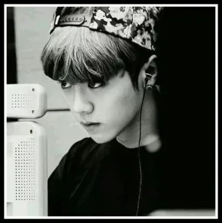 🖤 97246860 person, portrait, teen, hat, monochrome, earphones telegram sticker