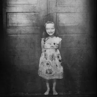 🖤 ec8a07e8 inquietante, bambino, spaventoso, horror, fantasma, porta, misterioso telegram sticker