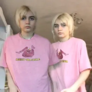 👩‍❤️‍💋‍👩 8393b3f5 RED ORANGE 빨간색, 주황색, 의류, 사람들, 셔츠, 패션 telegram sticker