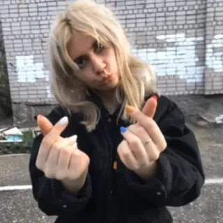 😜 ea9c4bfb 여자, 소녀, 인물 사진, 금발, 손으로 하트 만드는 여자 telegram sticker