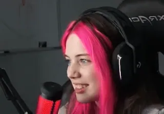 😂 148385df mulher, retrato, cabelo rosa, fone de ouvido, pessoa, gamer whatsapp sticker