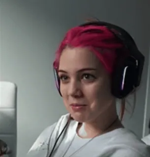 🥲 1c2e5223 mulher, cabelo rosa, fones de ouvido, gamer, retrato whatsapp sticker