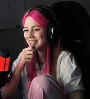 😁 21799eb0 mulher, cabelo rosa, fones de ouvido, microfone, retrato, dentro de casa, sorrindo whatsapp sticker