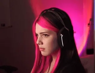 🤔 9ae204bb mulher, cabelo rosa, retrato, fones de ouvido, garota, rosto whatsapp sticker