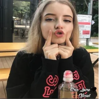 😘 3110f487 Cris Looora Oficial telegram sticker