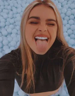 😜 3a10c2c9 ผู้หญิง, ลิ้น, ภาพเหมือน, ผมบลอนด์, เซลฟี่ telegram sticker