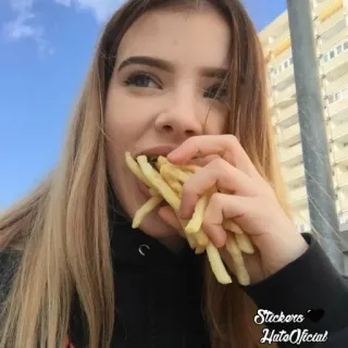 🍟 513b4a96 Stickers Hato Oficial ผู้หญิง, กิน, เฟรนช์ฟราย, อาหาร, ภาพเหมือน, กลางแจ้ง telegram sticker