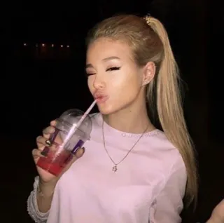 😉 dab21bb0 ผู้หญิง, ดื่ม, ภาพเหมือน, ผมบลอนด์, คน, เครื่องดื่ม telegram sticker