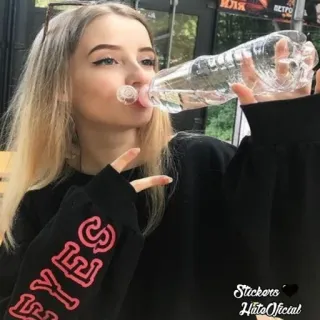 🌚 e6c2c710 EYES ผู้หญิง, น้ำ, ดื่ม, ตา, เสื้อสเวตเตอร์ telegram sticker