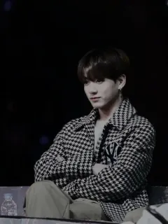 🌪 91a6e580 男人, 坐, 外套, 时尚, 肖像, 风格 whatsapp sticker