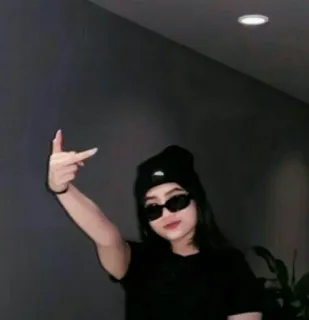 😌 f0135454 นิ้วกลาง, หยาบคาย, ท่าทาง, ผู้หญิง, หมวก, แว่นกันแดด, ทัศนคติ telegram sticker